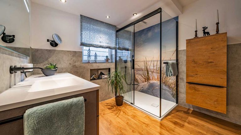 Referenzbad mit Riegler-Wandpaneelen, und individuell bedruckten Wandpaneelen in der Dusche