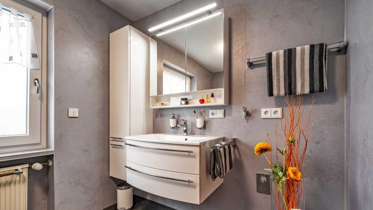 Referenzbad Bad mit Riegler-Wandpaneelen