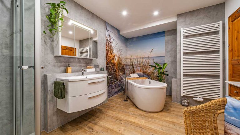 Bad mit Riegler-Wandpaneelen, teliweise mit Fotomotiv bedruckt